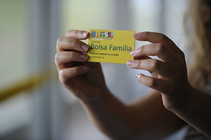 De acordo com o MEC, os estudantes que fazem parte de famílias beneficiadas pelo Bolsa Família têm prioridade no recebimento dos valores. Reprodução: Flipar