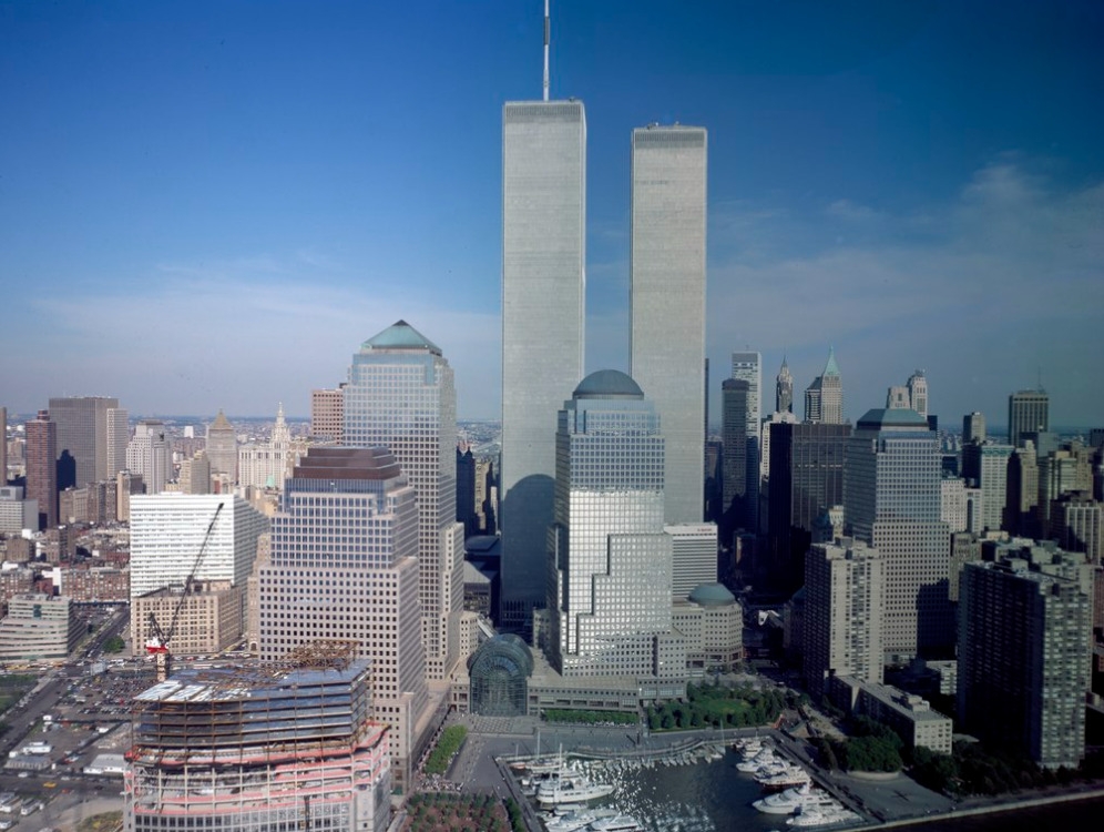 Ao longo de mais de uma década, o complexo do World Trade Center foi reconstruído e reinaugurado em 2014. Na imagem, as antigas torres. 


 Reprodução: Flipar