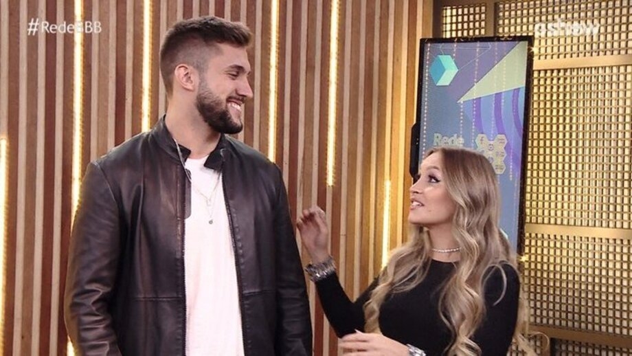 Arthur Picoli e a atriz Carla Díaz se relacionaram no BBB21, porém não deram sequência ao romance fora do confinamento. O educador físico, por sinal, atualmente namora Ivy Moraes, que participou do reality show em 2020, um ano antes. Reprodução: Flipar