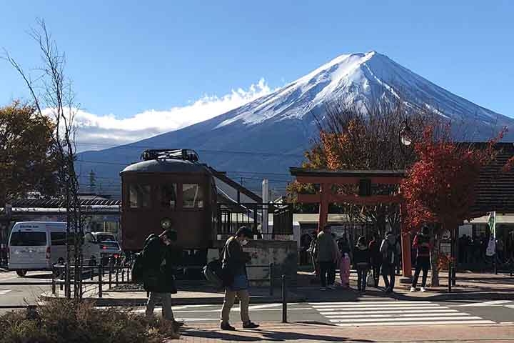 O congestionamento na rota até a montanha mais alta do Japão estava levando ao aumento de problemas. Além de muito lixo, que era deixado pela trilha e turistas tentavam fazer a rota vestidos inadequadamente, disseram as autoridades. Reprodução: Flipar