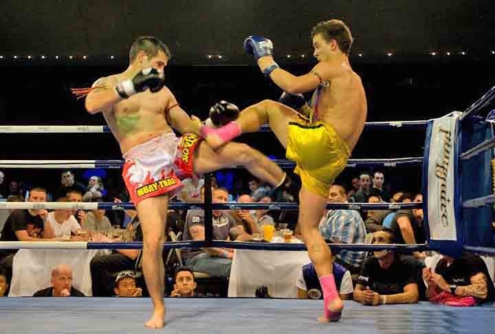 Kickboxing- Surgiu no Japão e nos EUA nos anos 1960, combinando técnicas de Boxe e Karatê com elementos do Muay Thai. Admite socos, chutes, joelhadas e cotoveladas. Esporte de alto impacto para defesa e ataque.  Reprodução: Flipar