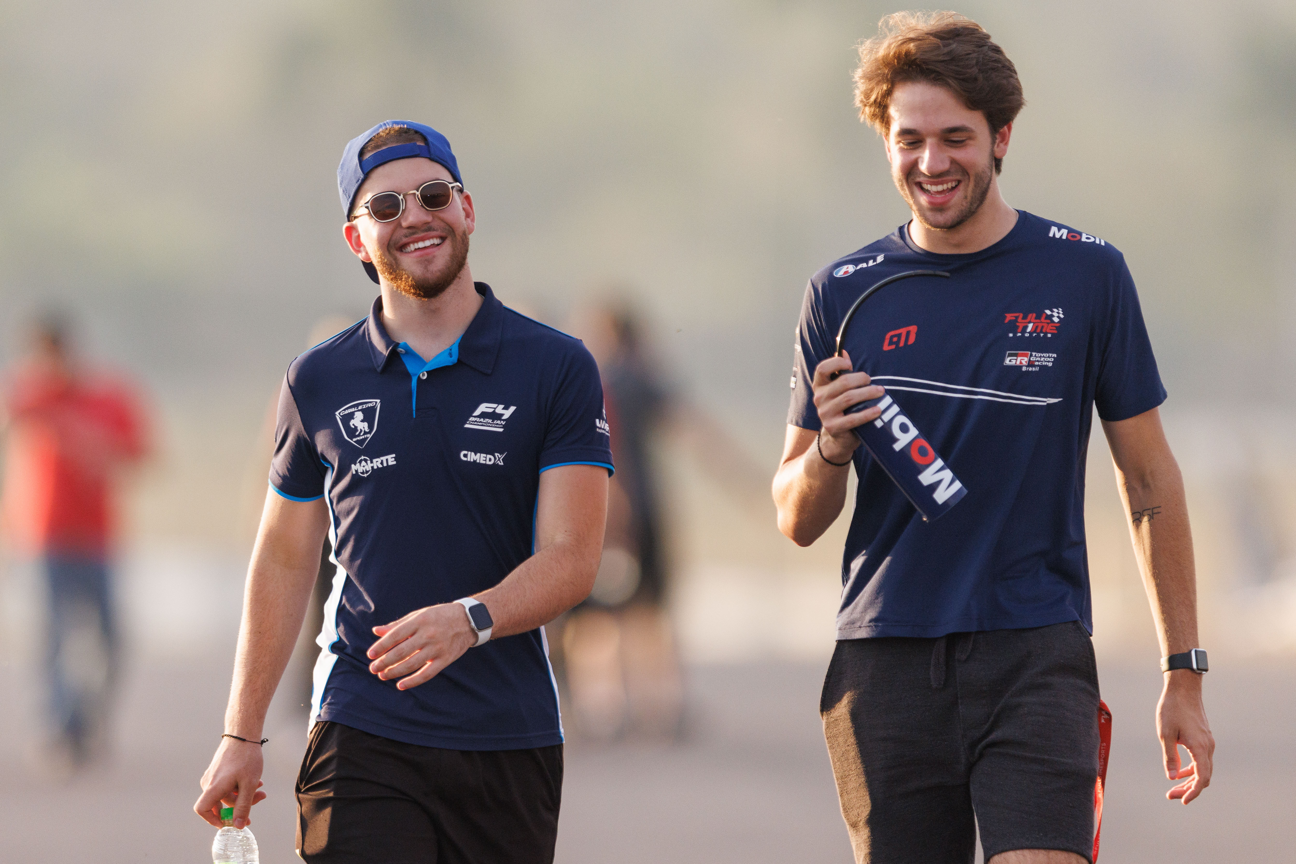 Fernando Barrichello (esquerda), ex-piloto da Fórmula 4 Brasil, e Eduardo Barrichello (direita), piloto da Full Times, realizando uma caminhada no Autódromo de Goiânia Divulgação/Vicar