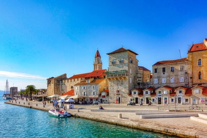 Trogir - Com mais de 4 mil anos de existência e habitada por povos oriundos de diversas etnias, Trogir proporciona um passeio pelo tempo.  Reprodução: Flipar