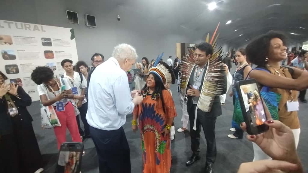 A Ministra dos Povos Indígenas Sonia Guajajara encontrou o meteorologista e pesquisador Carlos Nobre.. Foto: Foto: Michelle Valente / enviada especial do Portal iG