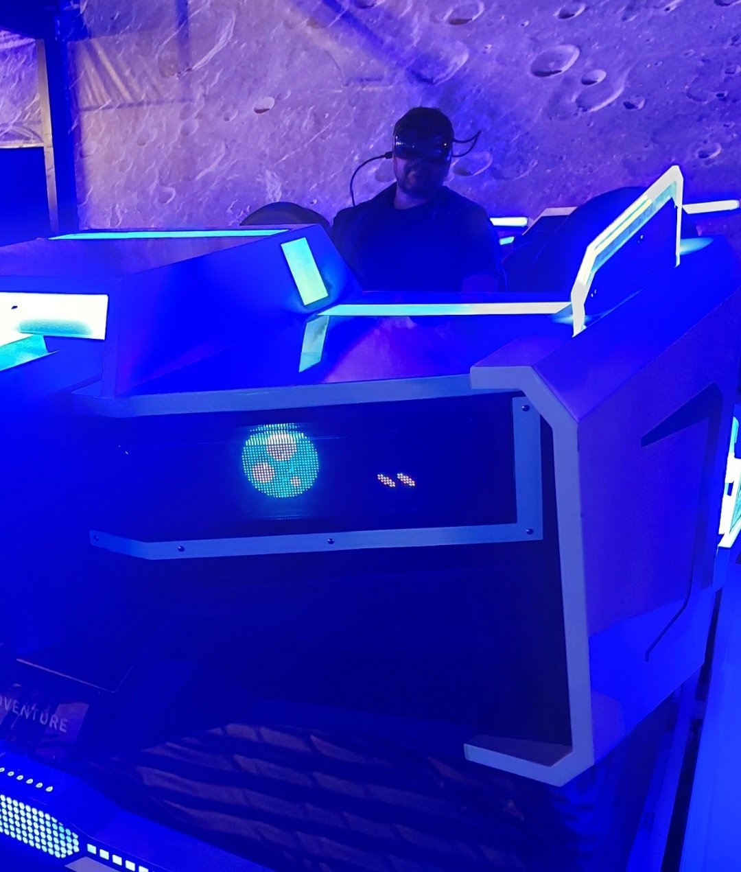 O parque ainda oferece um café temático e games com realidade virtual de última geração.
 Reprodução: Flipar