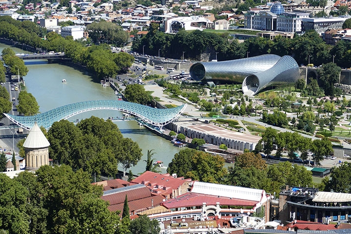 Além disso, a capital Tbilisi também recebeu a alcunha de ‘paraíso dos arquitetos’ pela grande concentração de construções com design futurista como, por exemplo, o ‘Teatro e Centro de Exposições do Parque Rike’ . Reprodução: Flipar