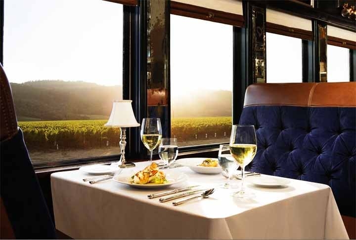 Ao todo, o Napa Valley Wine Train conta com 14 experiências sofisticadas a bordo de dois trens luxuosos. Reprodução: Flipar