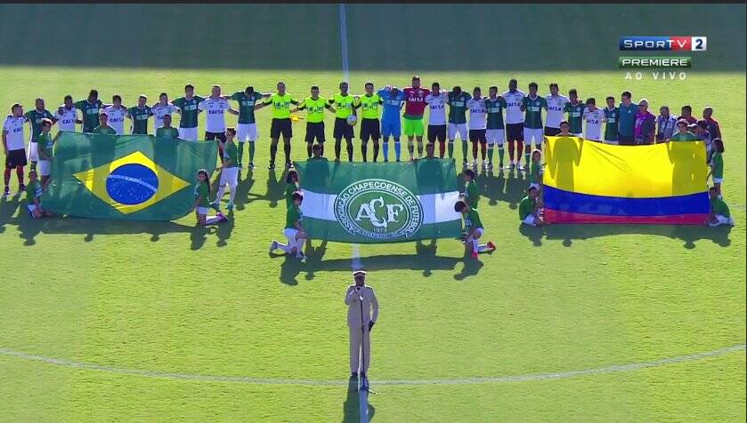 Jogadores de Vitória e Palmeiras homenageiam a Chape. Foto: Reprodução/SporTV