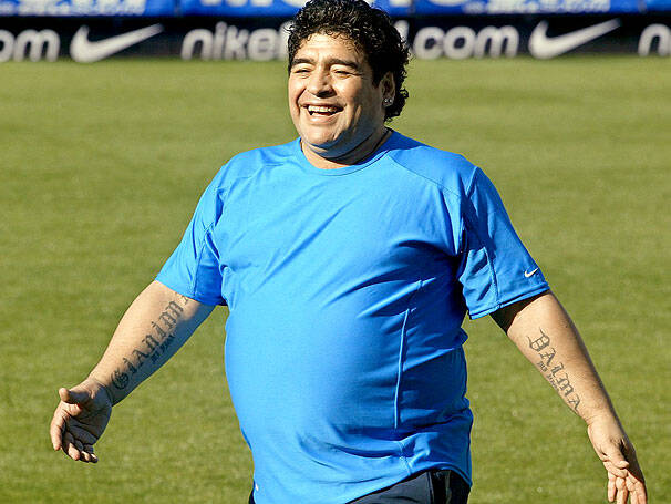 Maradona em 2008, novamente em desvantagem na luta contra a balança. Foto: AP