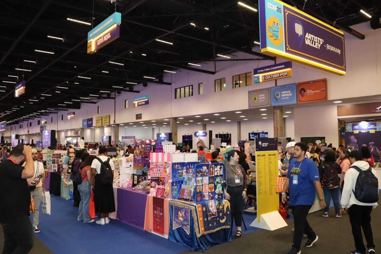 Público circula pelos corredores da CCXP durante a programação do dia. Foto: Pedro H. Lopes/Portal iG