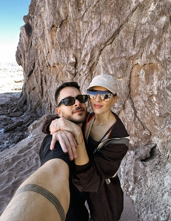 Após um breve rompimento, eles retomaram o namoro e seguiram juntos, hoje levando uma vida mais reservada com os filhos. Monica afirmou que o amor e a personalidade de Junior foram decisivos para superar os desafios da exposição. E talvez seja justamente essa serenidade que melhor define o artista atualmente. Reprodução: Flipar