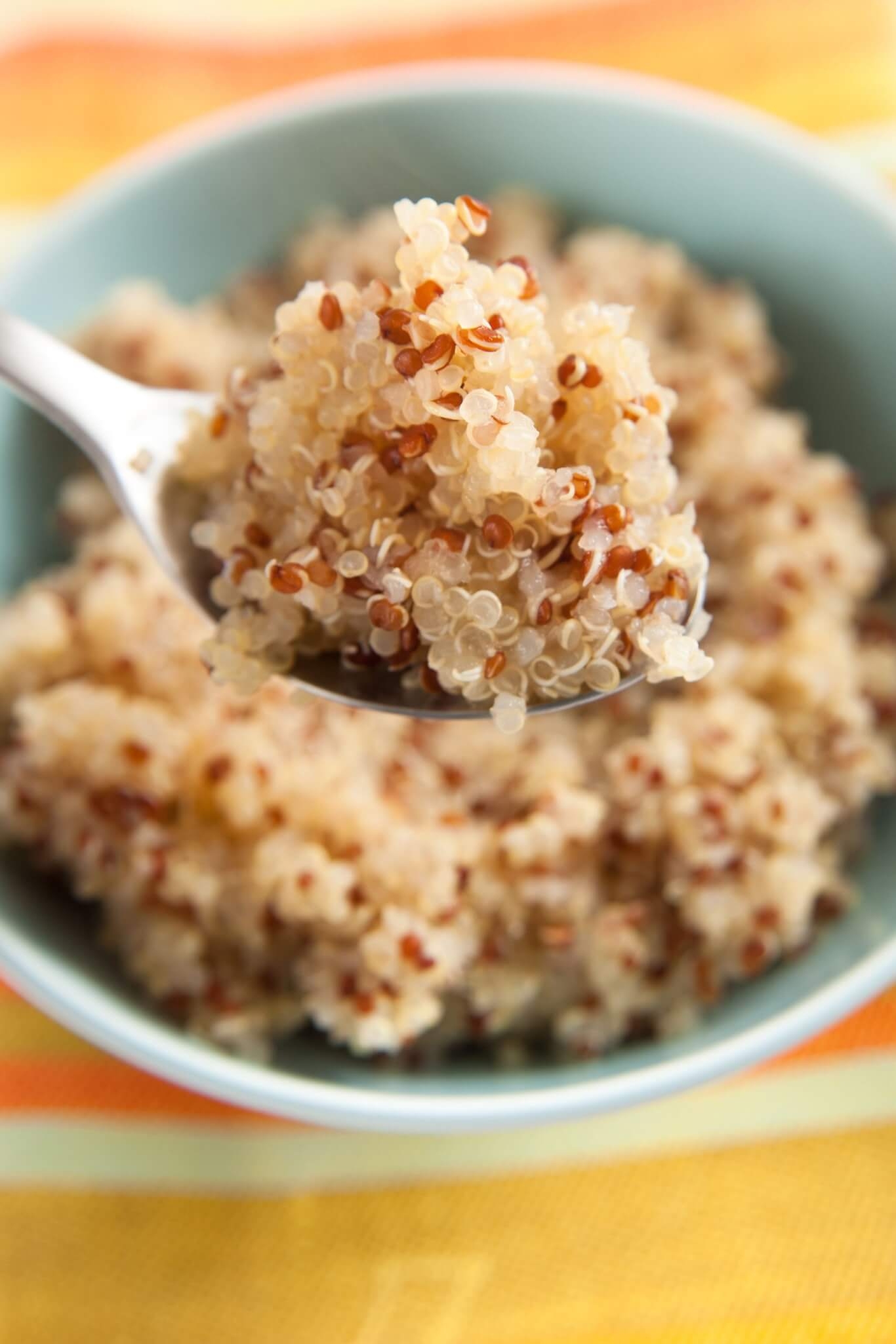 3. Quinoa Rica em proteínas e carboidratos complexos, a quinoa é uma opção versátil que contribui para a recuperação muscular e a reposição de glicogênio. Reprodução: EdiCase