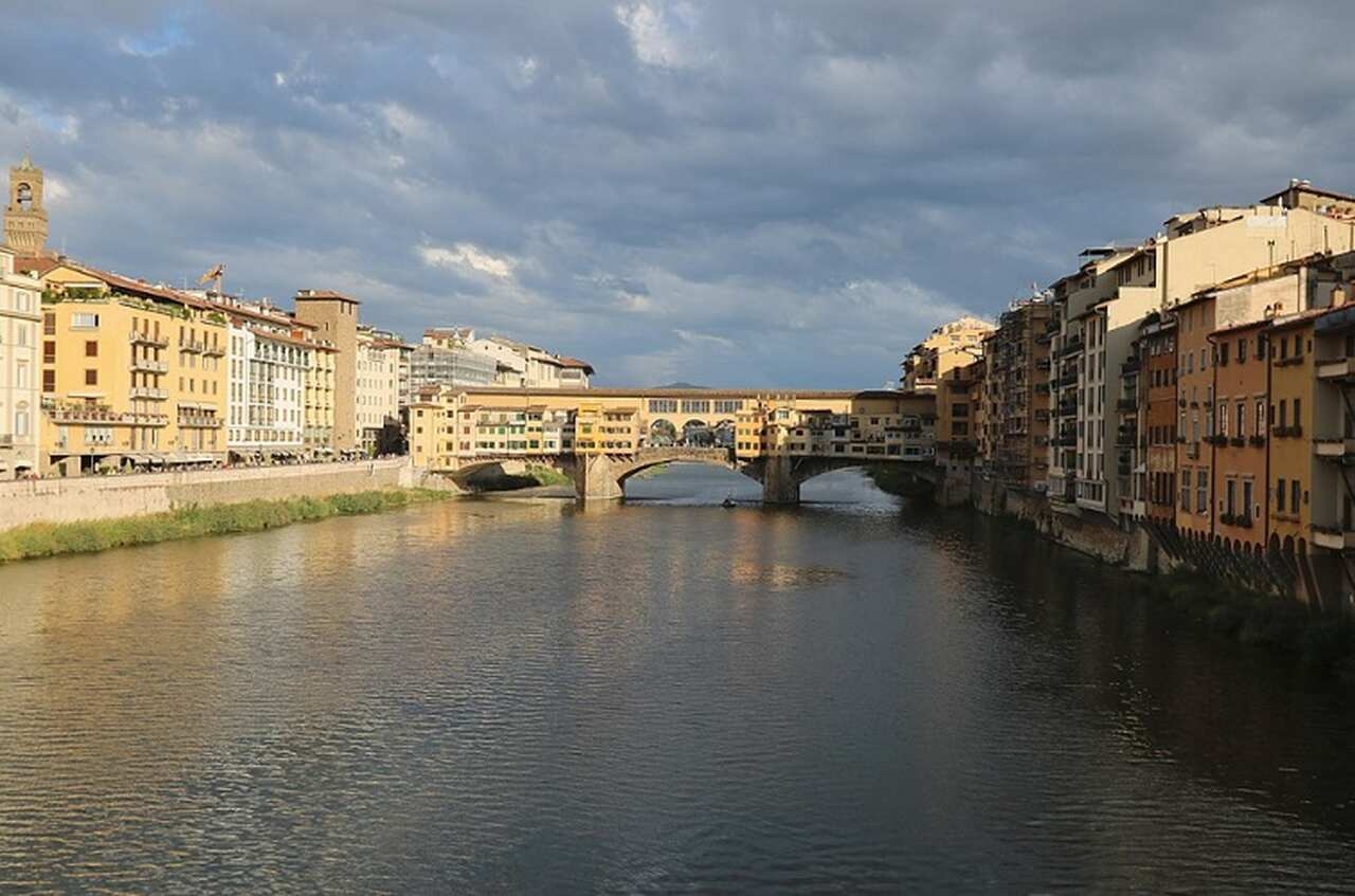 Ponte Vecchio (1345): A ponte mais antiga de Florença, famosa por suas lojas de joias e pelo corredor Vasariano, que conecta o Palácio Pitti ao Palácio Vecchio Reprodução: Flipar