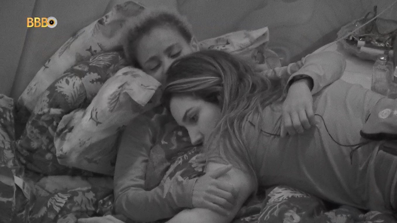 Aline e Amanda se abraçaram depois da prova Reprodução/Globoplay 21.04.2023