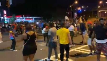 Pessoas protestando em Atlanta após a morte de Brooks. Foto: Reprodução/Twitter