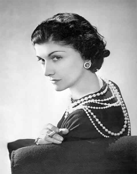 No mesmo período, ela criou uma blusa com listras horizontais inspirada no uniforme da marinha, a marinière.
 Reprodução: Flipar