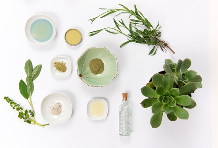 Não esprema cravos e espinhas. A ferida fica aberta, aumentando o risco de infecção, com a entrada de bactérias. O melhor é fazer uma esfoliação com bons produtos ou usar uma máscara que remova os cravos, recomendada por especialista. Reprodução: Flipar