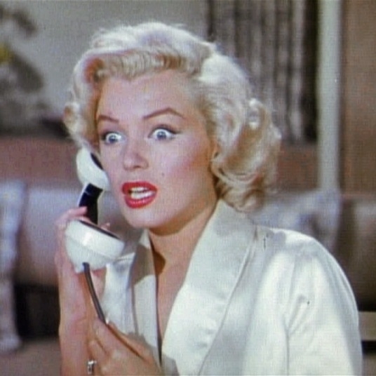 Apesar das filmagens do filme estarem quase completas, houve um atraso por conta de problemas de comportamento de Monroe semanas antes de falecer. O longa acabou sendo cancelado. Reprodução: Flipar