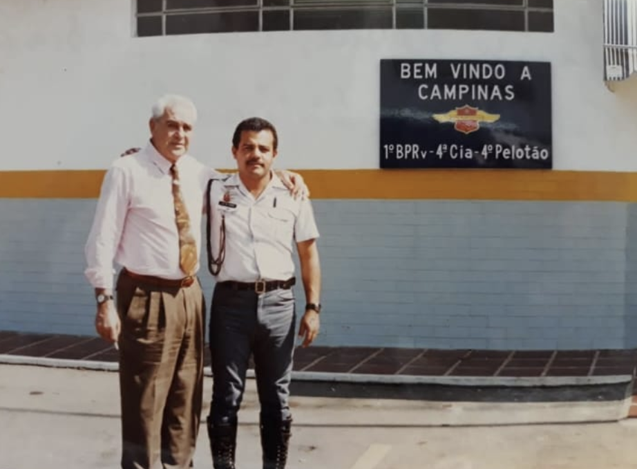 Sargento Claudemir Roque com o Vigilante Rodoviário. Foto: Reprodução/ Facebook