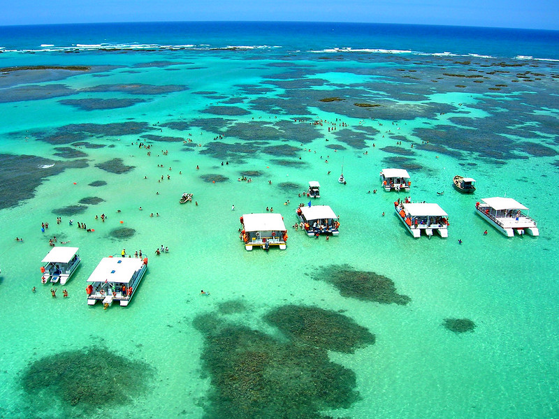 Praia de Maragogi - Alagoas: Como o próprio nome sugere, a praia está localizada no município de Maragogi, em Alagoas, região popularmente conhecida como “Caribe Brasileiro”.  Também chamada de Praia Central, seu litoral se estende por todo o centro da cidade e, apesar da ocupação urbana, possui águas cristalinas.  Bruno Messina/Flickr