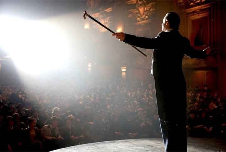 O Grande Truque (2006): segundo filme de Christopher Nolan na lista. É um suspense que explora a rivalidade entre dois mágicos do século XIX, Robert Angier (Hugh Jackman) e Alfred Borden (Christian Bale). A trama se centra em sua competição para criar o truque de mágica perfeito, levando a um ciclo de vingança e engano. Com uma narrativa intrigante e um final surpreendente, o filme oferece uma exploração fascinante dos limites do talento e da obsessão. Reprodução: Flipar