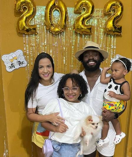 Douglas Silva, do "BBB 22", com a família e seu animal de estimação. Foto: Reprodução/Instagram