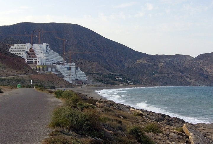 O governo da Espanha decidiu encerrar um longo conflito envolvendo um hotel construído ilegalmente dentro do Parque Natural de Cabo de Gata-Níjar, em Almería. Reprodução: Flipar