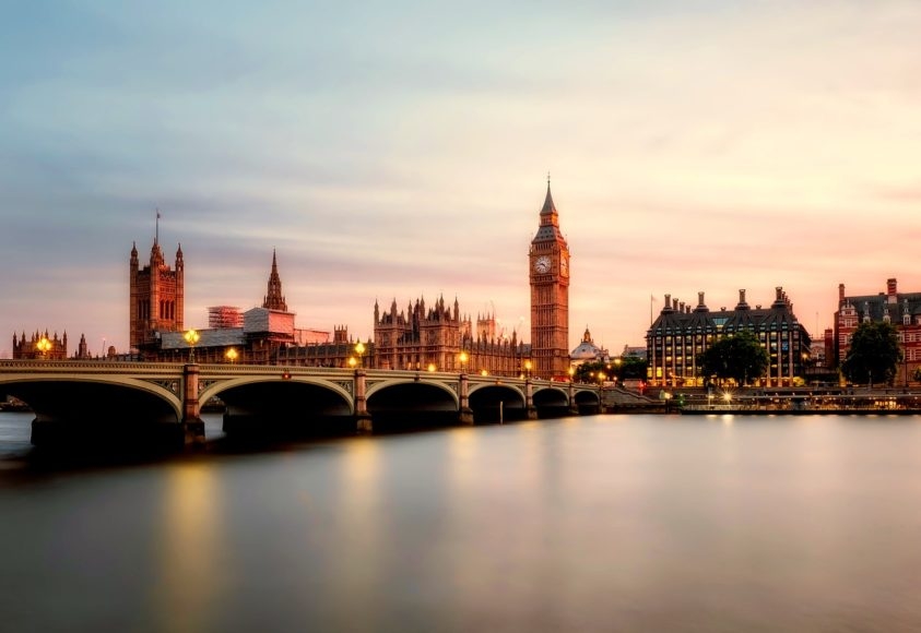 Big Ben - Londres - Inglaterra. Atração turística mundialmente conhecida, o Big Ben é um sino da Torre do Palácio de Westminster, onde é situado o parlamento inglês. Inaugurado em 1859, pesa cerca de 13 toneladas e é famoso por seu toque distintivo, sendo um dos símbolos mais emblemáticos da Inglaterra. Reprodução: Flipar