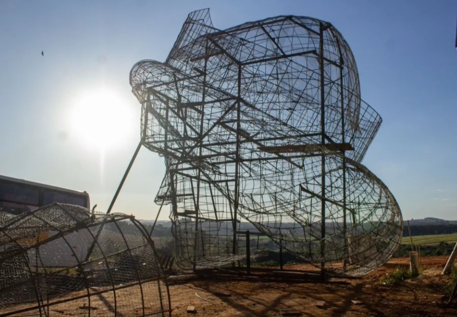 Em meados de 2024 começou a ser construída no interior de São Paulo uma estátua de São Miguel Arcanjo de 70 metros de altura, o dobro da altura do Cristo Redentor.  Reprodução: Flipar