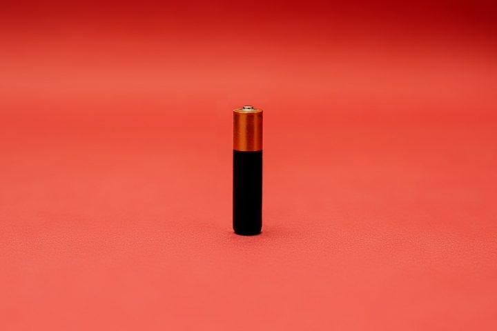 Feita a partir da decomposição radioativa do carbono-14 (um isótopo usado na datação de materiais arqueológicos), a bateria é capaz de gerar energia limpa e durável.  Reprodução: Flipar