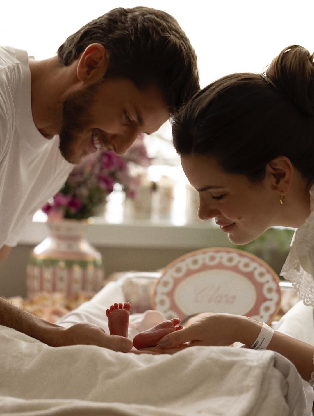 Camila Queiroz e Klebber Toledo posam com a filha do casal.. Foto: Reprodução/Instagram