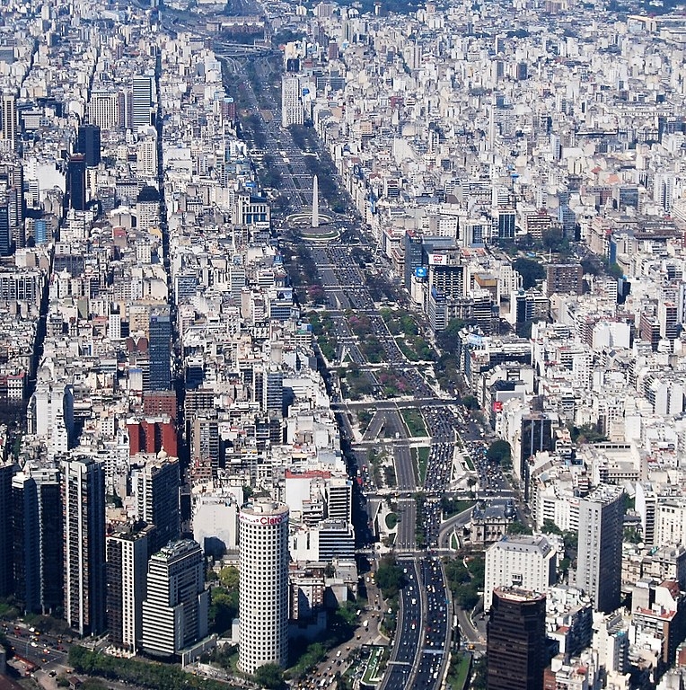 Em Buenos Aires está a Avenida 9 de Julho, considerada a mais larga do mundo (140 metros de largura). Inaugurada em 1937, ela foi projetada pelo arquiteto francês Carlos Thays. 
 Reprodução: Flipar