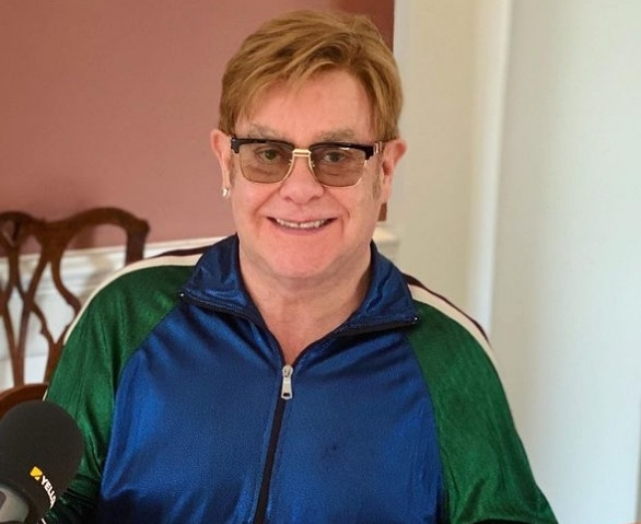 Elton John: A paixão pelo futebol continua até mesmo nos camarins, já que o músico exige que tenha sempre uma televisão para que ele possa assistir a jogos da modalidade. Para completar o momento, comida vegetariana sempre e frutas organizadas por tamanho e cor. Reprodução: Flipar