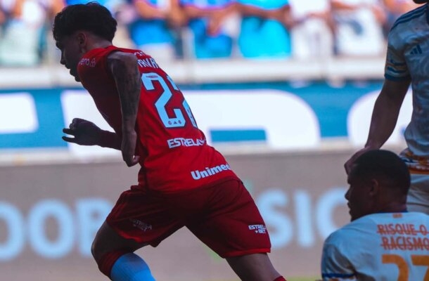 Irregular no Brasileirão, a equipe colorada vem oscilando vitórias expressivas, como o 7 a 1 no Santos e os triunfos fora de casa sobre Vasco e Cruzeiro, e tropeços em Porto Alegre diante de equipes da parte inferior da tabela, como aconteceu contra Coritiba e América, os lanternas da competição.