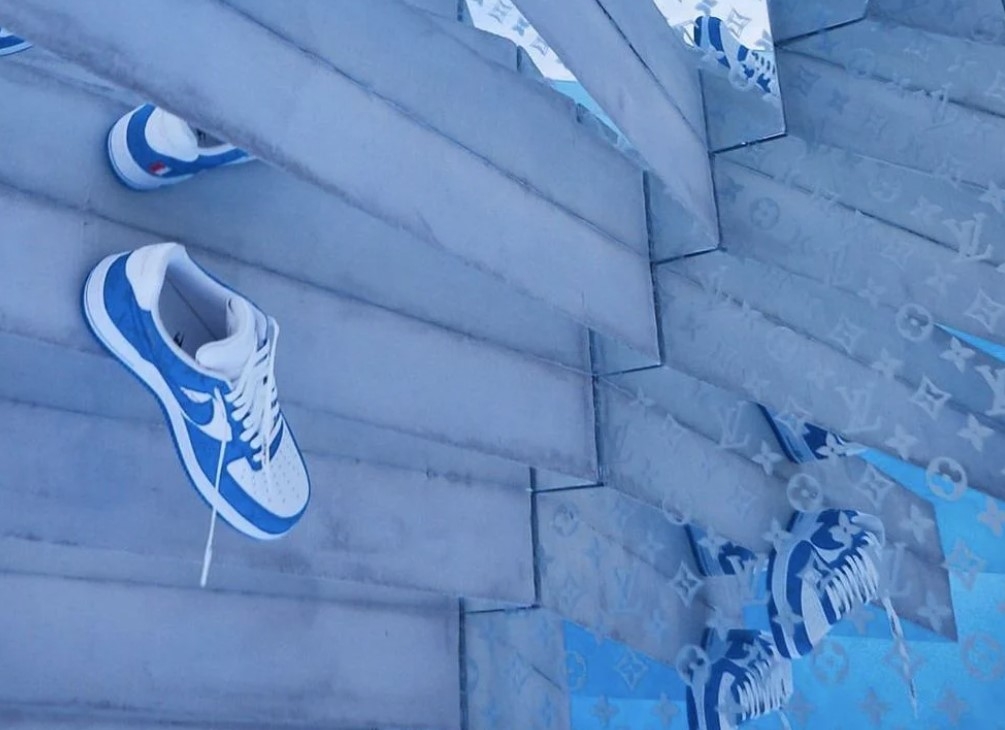 A linha da parceria entre Nike e Luis Vuitton teve tanta repercussão que foi até tema de uma exposição no bairro do Brooklin, em Nova York. 
 Reprodução: Flipar