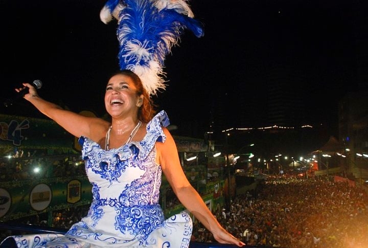 Daniela Mercury - Outra artista baiana de grande sucesso, Daniela Mercury é uma das principais vozes da axé music. Seu trio elétrico, o Eva, é sempre um dos mais animados do carnaval, e conta com uma produção visual e musical incrível! Reprodução: Flipar