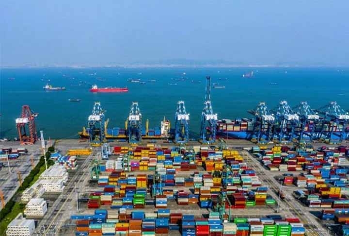 O Porto de Guangzhou, situado no sul da China, é um importante centro portuário com uma vasta capacidade de movimentação de carga. Localizado próximo ao delta do Rio das Pérolas, o porto possui terminais especializados para contêineres, carga geral e produtos industriais. Reprodução: Flipar