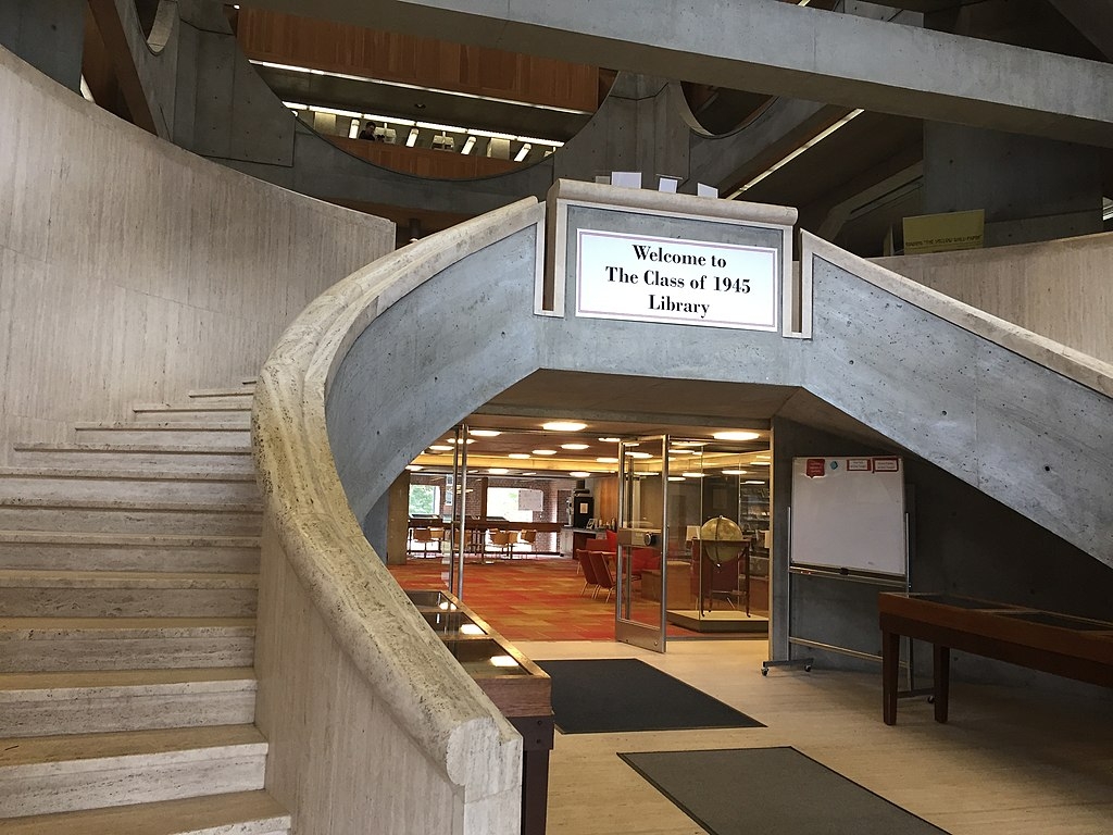 Alguns ex-alunos notáveis incluem Mark Zuckerberg, o fundador da Meta, e Robert Lincoln, filho de Abraham Lincoln e ex-secretário de Guerra dos Estados Unidos. Reprodução: Flipar