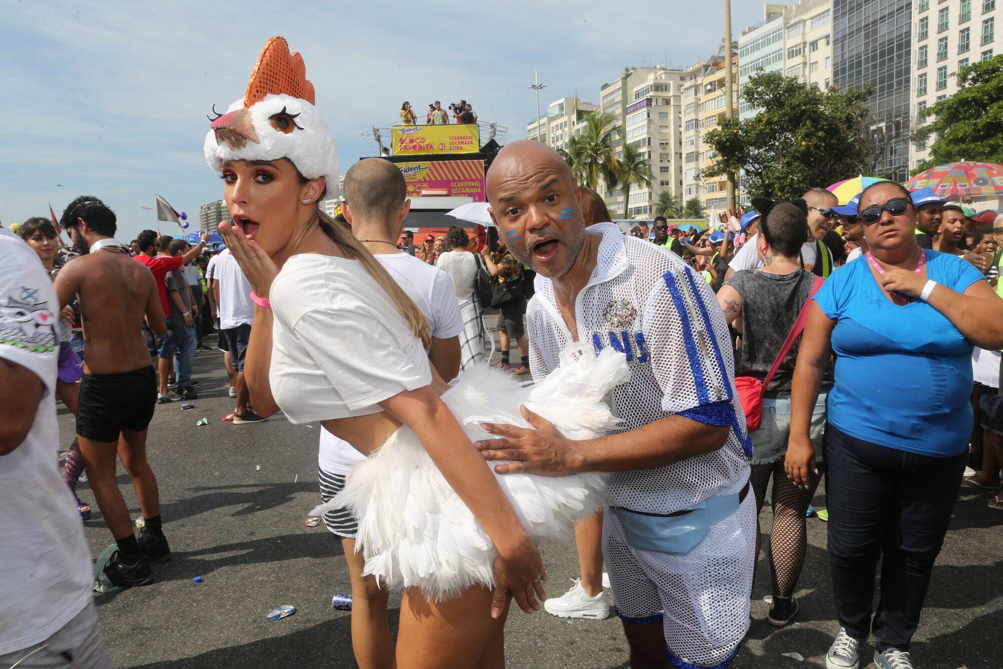 Vestida da 'Galinha da Madrugada', como brincou no Instagram, Rafa Brites faz graça com maquiador Alê de Souza no Bloco da Favorita. Foto: RT Fotografia/Brazil News/CS Eventos