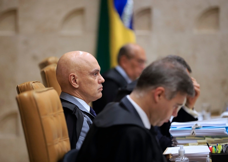 Luís Roberto Barroso, André Mendonça e Kassio Nunes Marques propuseram absolvição parcial do réu, mas para tipos penais diferentes.