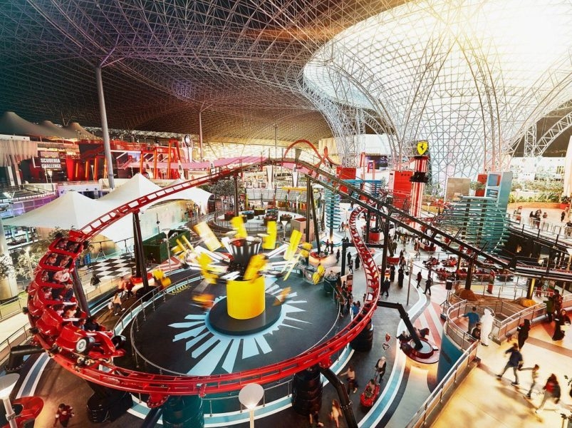 4°) Ferrari World Abu Dhabi (Abu Dhabi, Emirados Árabes Unidos): É conhecido por ser o primeiro parque temático indoor dedicado à icônica marca de carros esportivos, Ferrari. O lugar ainda conta com a montanha-russa mais rápida do mundo, a Formula Rossa, que chega a 240 km/h de velocidade. Haja coragem!