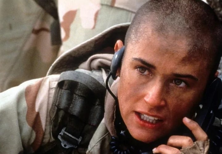 No ano seguinte, ela raspou os cabelos para atuar em “Até o Limite da Honra”, filme que foi alvo de muitas críticas especializadas e resultou no nada lisonjeiro prêmio Framboesa de Ouro para a atriz, troféu entregue para os piores de Hollywood. 

 Reprodução: Flipar