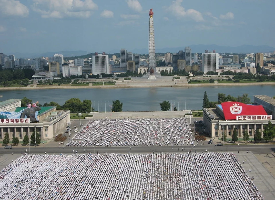 Na Coreia do Norte,  coisas comuns em outras partes do mundo são vetadas. E a punição é severa a quem desobedece as regras. Há até assassinatos por ordem do governo.  Reprodução: Flipar