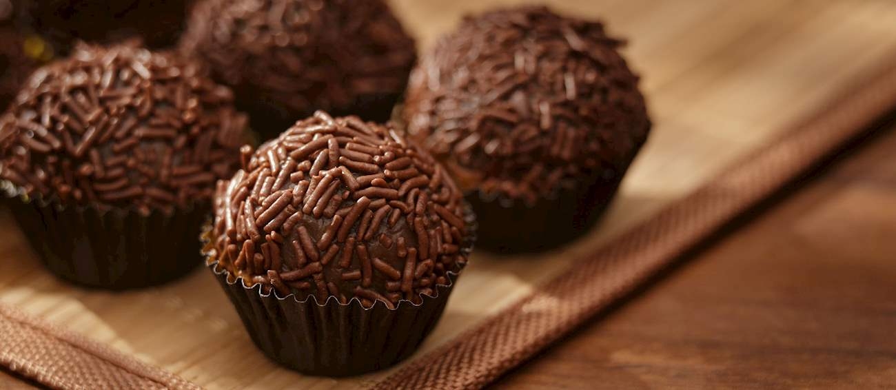 36º - Brigadeiro (Brasil): É uma sobremesa brasileira feita pelo aquecimento de três ingredientes principais - manteiga sem sal, cacau em pó e leite condensado, que são então enrolados em uma pequena bola, com formato semelhante a uma trufa. Feito pela primeira vez na década de 1940, quando faltavam frutas e doces, o brigadeiro nasceu da criatividade com poucos ingredientes. Reprodução: Flipar