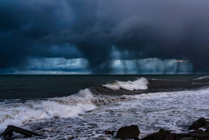 Segundo a NASA, os tornados se formam em condições específicas, geralmente a partir de fortes tempestades, em regiões com grandes mudanças de vento, como as planícies centrais dos EUA, principalmente na primavera e começo do verão. Reprodução: Flipar