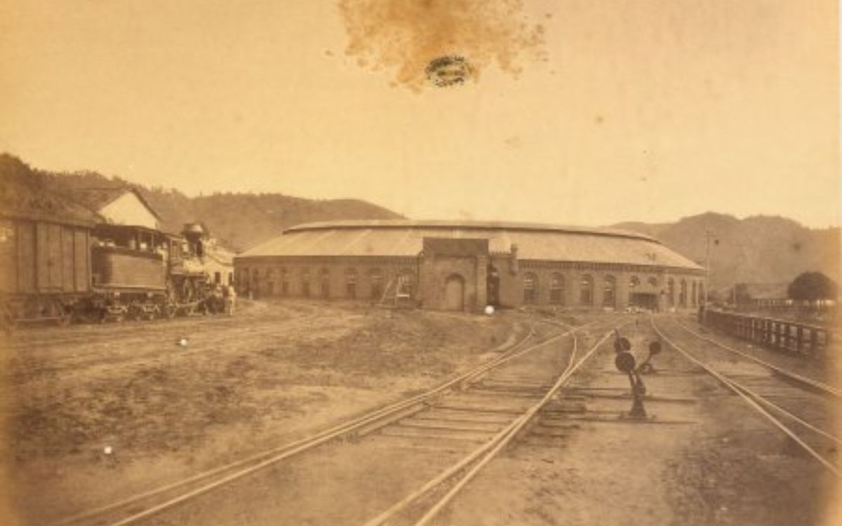 Barra do Piraí (RJ): A cidade contou com duas rotundas. A primeira, de 360 graus, foi reduzida e demolida após a construção da segunda, em 1891. Essa segunda estrutura tinha fachada com frontão em forma de locomotiva.  Fotografias de 1930 mostram o interior já em desgaste. Em 2000, imagens revelam o pátio ainda de pé, mas com sinais de abandono.. Foto: Reprodução/Estações Ferroviárias do Brasil