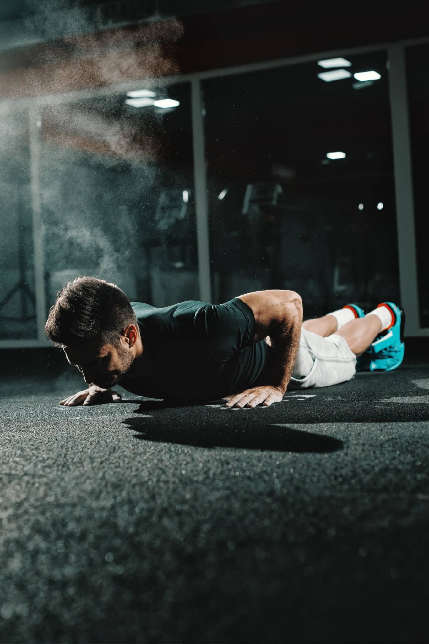 1. Flexão A flexão é um exercício que trabalha os músculos do peito, ombros e tríceps. Para fazê-lo, comece na posição de prancha, com as mãos alinhadas aos ombros e o corpo reto. Desça até quase tocar o chão e depois volte para a posição inicial. Reprodução: EdiCase