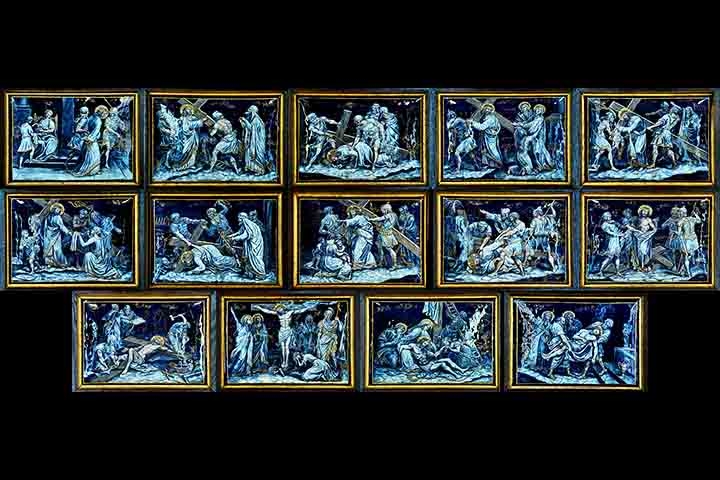 Outro tipo é o esmalte de Limoges, que foi produzido na cidade francesa homônima. Aplicado geralmente em uma base de cobre. Na imagem, peças representando a via sacra com essa técnica.
 Reprodução: Flipar