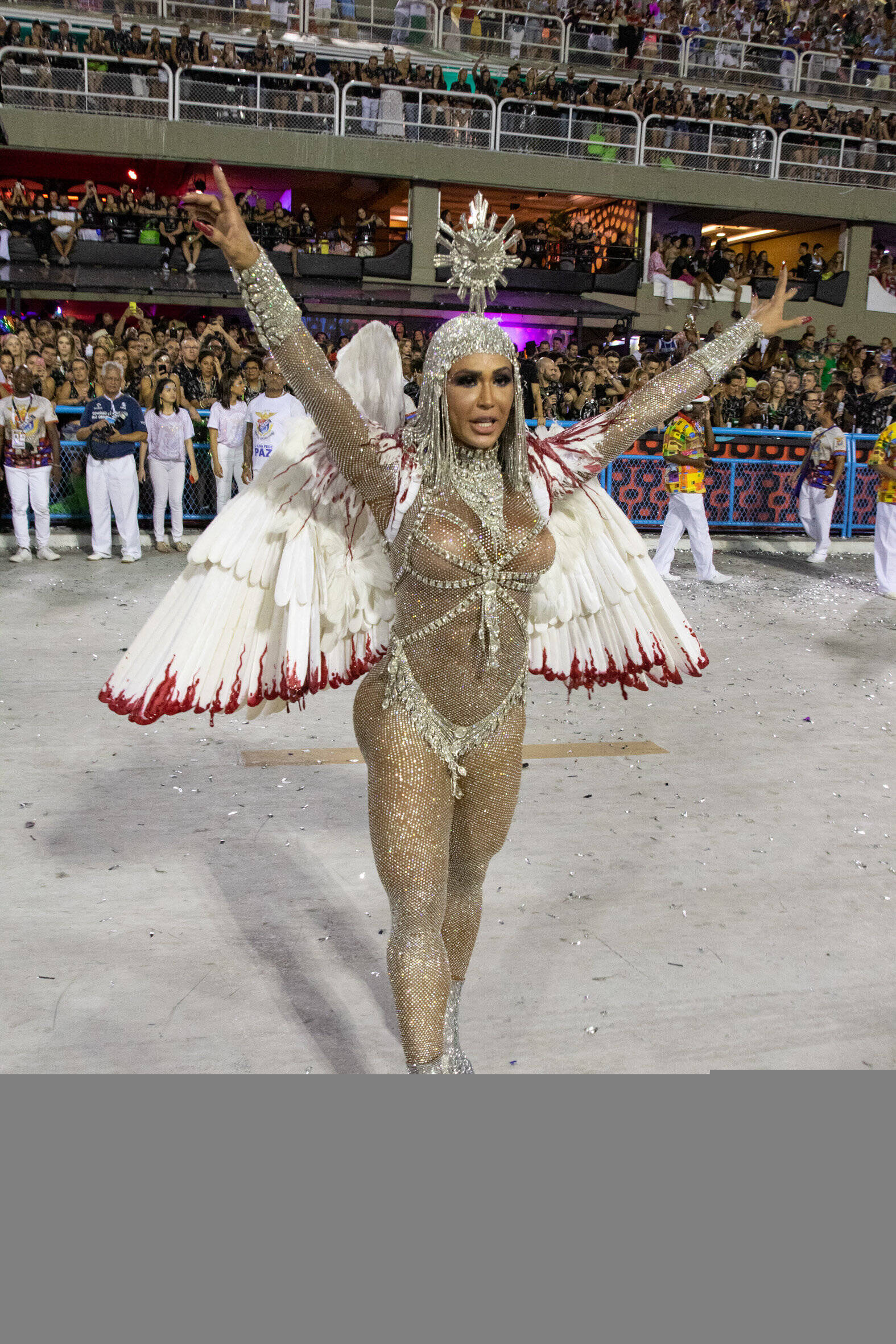 Rainhas de bateria agitam primeira noite de desfiles no Rio. Foto: Agência O Globo