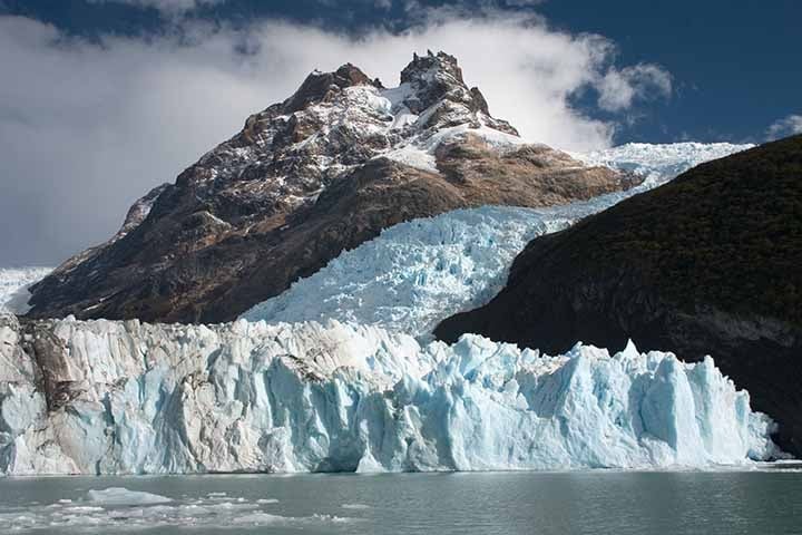 Suas paredes, as mais altas de todas as geleiras, chegam a 135 metros de altura e se estendem por 1,5 km. O Spegazzini cobre uma área de 66 km2.  Reprodução: Flipar